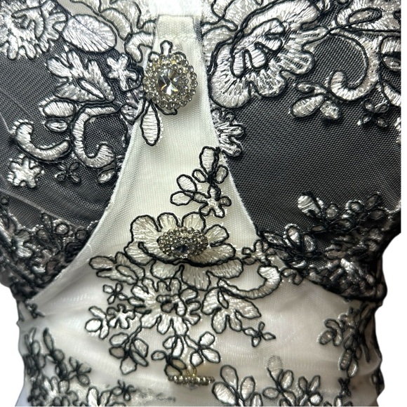 Elegant Floral Lace Blouse in Black and white - Picture 4 of 4